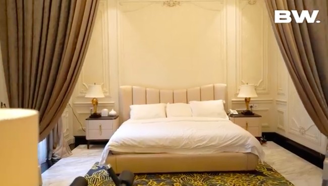 Tampak minimalis dan elegan, kamar Helena didominasi oleh warna putih dan sedikit sentuhan warna coklat. Foto: YouTube/Boy William
