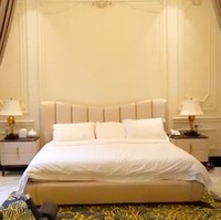 Tampak minimalis dan elegan, kamar Helena didominasi oleh warna putih dan sedikit sentuhan warna coklat. Foto: YouTube/Boy William