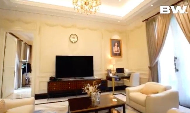 Kamar pribadi Helena Lim juga tampak begitu luas. Boy William sampai menyebut kamarnya itu mirip dengan kamar hotel tipe presidential suite. Di kamarnya itu bahkan terdapat living room sendiri. Foto: YouTube/Boy William