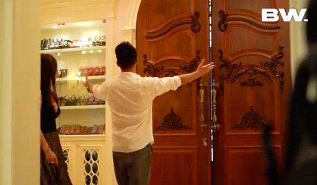 Di dalam rumah super mewahnya itu Helena Lim menyimpan berbagai barang-barang koleksinya yang harganya tak kalah fantastis. Salah satunya koleksi sepatu mahal Helena yang ia pajang di deretan rak dekat pintu utama. Foto: YouTube/Boy William