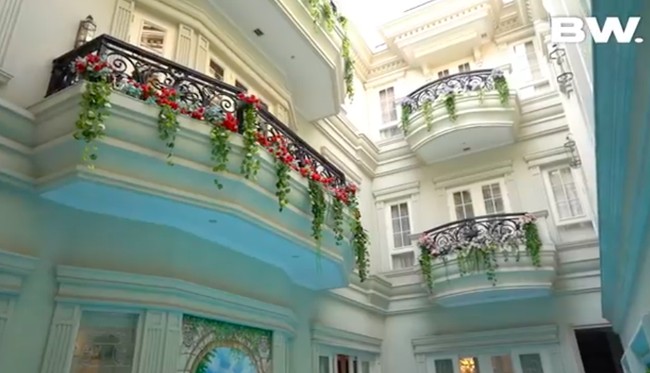 Sebelumnya rumah super mewah bak istana milik Helena Lim sempat menyita perhatian publik. Rumah mewah tersebut terlihat dalam salah satu video YouTube milik Boy William. Kala itu Boy berkesempatan untuk berkeliling melihat rumah Helena Lim. Foto: YouTube/Boy William