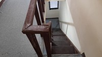 Tangga rumah miliki Suyanto untuk menuju lantai 2 dan 3. (Foto: Tiara Aliya Azzahra/detikcom)