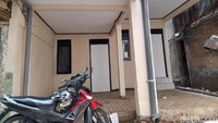 Renovasi rumah model panggung yang lahannya lebih luas. Dibuat ada pilar dan halaman depan. (Foto: Tiara Aliya Azzahra/detikcom)