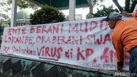 Spanduk penolakan pemudik yang tidak membawa surat keterangan bebas COVID-19 terpasang di dekat Pasar Ciputat, Tangerang Selatan, Minggu (16/5/2021). Warga meminta pemudik tidak menyebarkan penyakit COVID-19 setibanya di rumah.