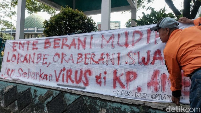 Spanduk Tolak Pemudik Kembali Tanpa Surat Bebas COVID Warga memasang spanduk yang menolak pemudik kembali tanpa membawa surat bebas COVID-19. Mereka berharap pemudik tidak menularkan COVID-19 di wilayahnya.