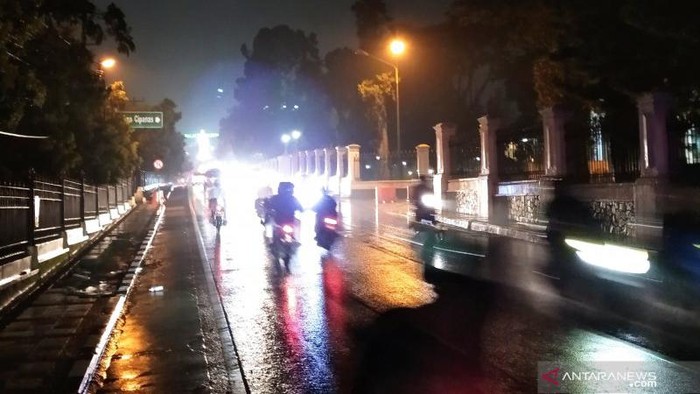 Suasana jalur utama Cianjur  Minggu (16/5/2021) dini hari.
