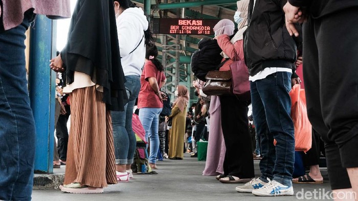 Pengguna KRL hilir mudik di Stasiun Manggarai, Jakarta Selatan, saat libur Lebaran. Begini situasi terkini di lokasi.