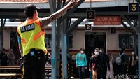 Petugas wira-wiri mengingatkan protokol kesehatan kepada pengguna KRL di Stasiun Manggarai. Calon penumpang diingatkan menjaga jarak dan memakai masker.