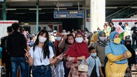 Penumpang KRL saat libur Lebaran membawa serta keluarga.