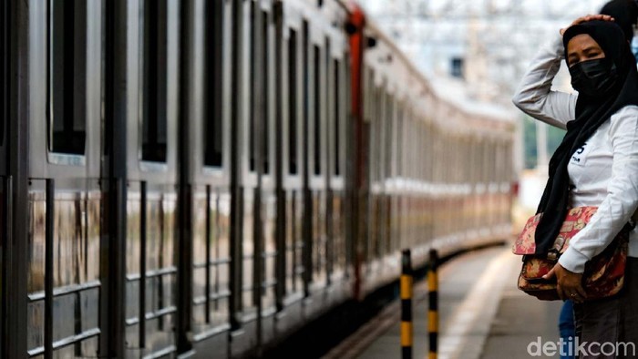 Pengguna KRL hilir mudik di Stasiun Manggarai, Jakarta Selatan, saat libur Lebaran. Begini situasi terkini di lokasi.