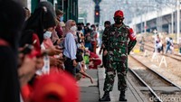 Meskipun ada peningkatan dari segi volume keseluruhan, jumlah pengguna KRL pada masa libur Lebaran ini masih di bawah volume pada hari-hari kerja yang mencapai sekitar 400 ribu pengguna.