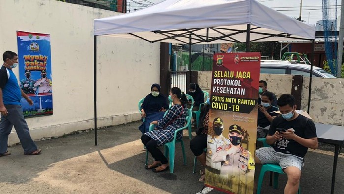 Suasana tes antigen di Polsek Metro Gambir. Pemudik yang baru pulang harus menjalani tes swab antigen.