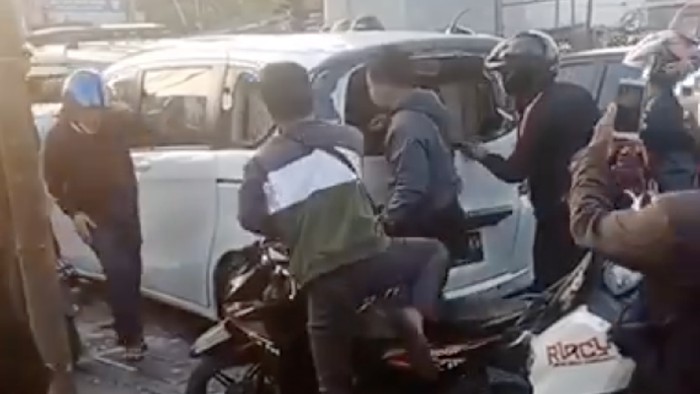 Tabrak Lari di Cakung, ABG dan Mobilnya Diamuk Massa!