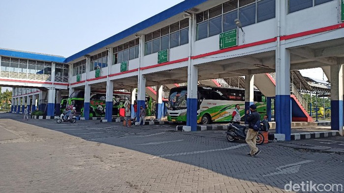 Hari ini sudah memasuki masa arus balik Lebaran. Penumpang bus di Terminal Purabaya Bungurasih masih terpantau sepi.