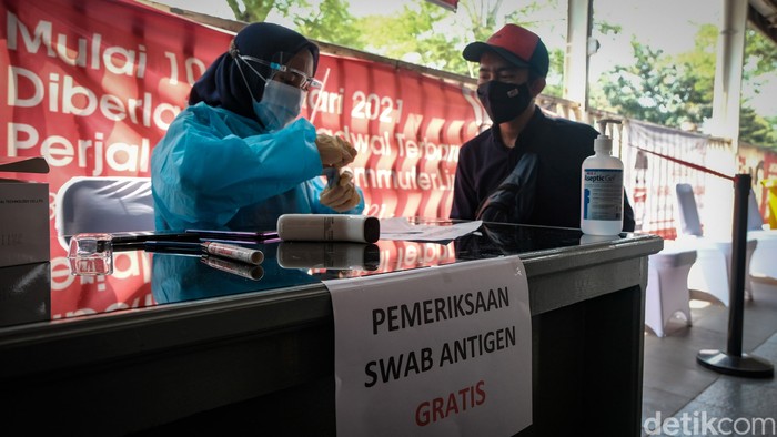 PT Kereta Commuter Indonesia gelar rapid test antigen untuk skrining COVID-19 bagi calon penumpang KRL. Stasiun Manggarai, Jaksel, jadi salah satu lokasi tes antigen.