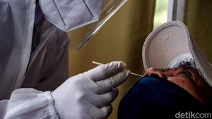 Tes Antigen Acak untuk Pengguna KRL di Stasiun Manggarai