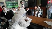 Mereka yang diswab antigen adalah warga yang kedapatan tidak menggunakan masker.