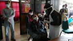 Tidak Pakai Masker, Pengunjung Pasar Klithikan Notoharjo Diswab Antigen