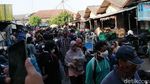 Tidak Pakai Masker, Pengunjung Pasar Klithikan Notoharjo Diswab Antigen