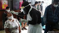 Puluhan pengunjung pasar Klithikan Notoharjo, Semanggi, Solo, dilakukan swab antigen, Minggu (16/5/2021) pagi.