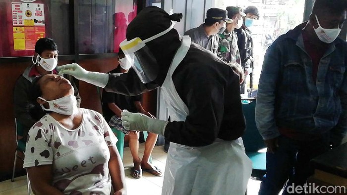 Tidak Pakai Masker, Pengunjung Pasar Klithikan Notoharjo Diswab Antigen Puluhan pengunjung pasar Klithikan Notoharjo, Semanggi, Solo diswab antigen. Upaya ini sebagai bentuk pencegahan penyebaran virus Corona di wilayah pasar dan Kota Solo.