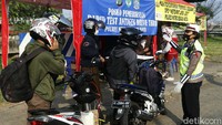 Pemerintah menyediakan fasilitas tes secara gratis dan menempatkan petugas di titik-titik penyekatan yang telah ditentukan.