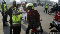Penyekatan arus balik dua hari setelah hari Lebaran di Jalan Kalimalang Raya, Bekasi Timur, Minggu (16/05/2021), diberlakukan dengan memeriksa identitas hingga memastikan pemudik dari luar kota negatif COVID-19.