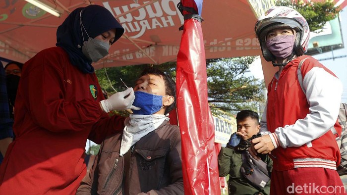 Penyekatan arus balik Lebaran dilakukan di Jalan Kalimalang Raya, Bekasi Timur, Minggu (16/5). Pemudik yang akan memasuki wilayah Jabotabek dites rapid antigen.