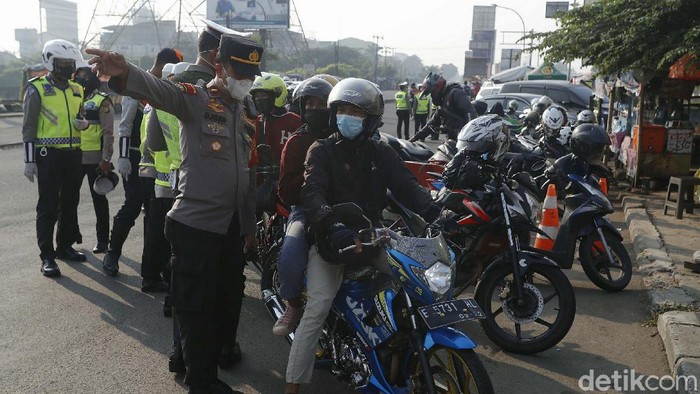 Penyekatan arus balik Lebaran dilakukan di Jalan Kalimalang Raya, Bekasi Timur, Minggu (16/5). Pemudik yang akan memasuki wilayah Jabotabek dites rapid antigen.
