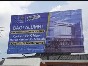 Viral Baliho Ajakan Alumni SMK Korban PHK Balik ke Sekolah, Ini Faktanya