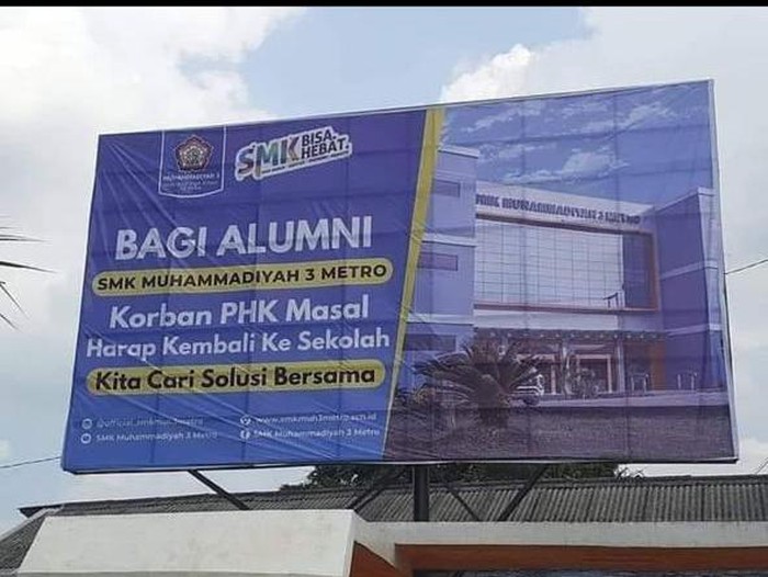Viral Baliho Ajakan Alumni SMK Korban PHK Balik ke Sekolah