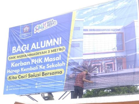 Viral Baliho Ajakan Alumni SMK Korban PHK Balik ke Sekolah