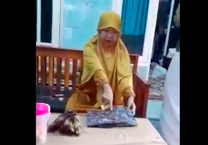 Viral emak-emak marahi kurir (screenshot Twitter)
