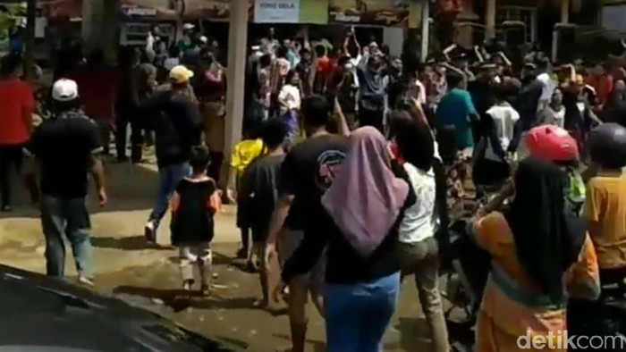 Warga Pandeglang protes penutupan tempat pemandian