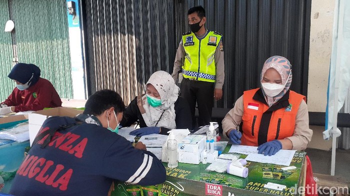 Warga Terjaring Penyekatan Arus Balik di Bekasi.