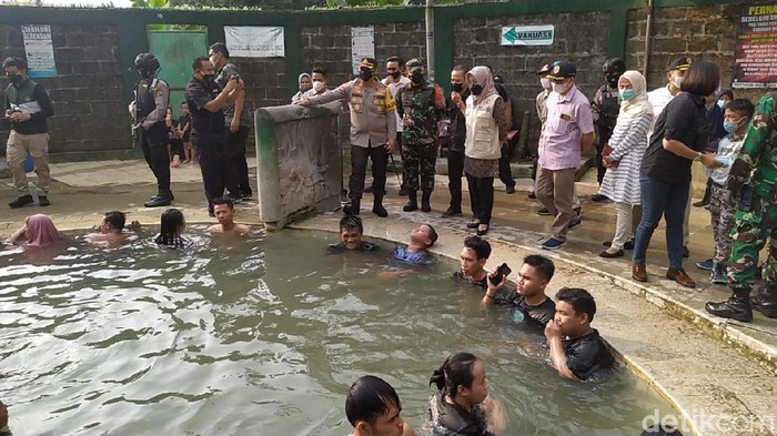Polisi Mojokerto menerapkan sistem buka tutup jalur wisata, untuk mengurai kepadatan arus lalu lintas. Hasil pantauan petugas, pengunjung sejumlah objek wisata masih di bawah 50 persen dari kapastitas maksimal.