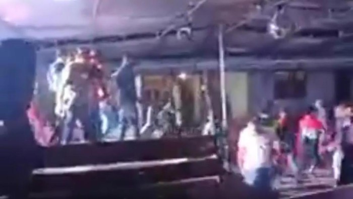 Acara halalbihalal disertai hiburan organ tunggal di Semaka, Tanggamus, Lampung, dibubarkan paksa aparat (Screenshot video viral)