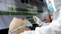 Petugas kesehatan dari Polsek Pesanggrahan tengah melakukan tes antigen kepada sejumlah masyarakat di halaman Polsek Pesanggrahan, Jakarta, Senin (17/5/2021).  
