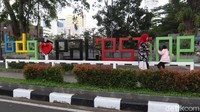 Palestine Walk ini ada didepan Alun-alun Bandung yang letaknya bersebelahan dengan Tugu Asia Afrika.  