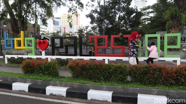 Palestine Walk ini ada didepan Alun-alun Bandung yang letaknya bersebelahan dengan Tugu Asia Afrika. Palestine Walk ini ada didepan Alun-alun Bandung yang letaknya bersebelahan dengan Tugu Asia Afrika.