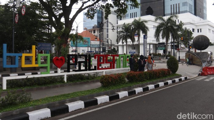 Ada Palestine Walk Lho di Bandung Palestine Walk tak hanya ada di Malaysia. Indonesia, tepatnya Kota Bandung juga memiliki jalan yang diambil dari nama negara itu. Seperti apa potretnya?