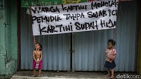 Banyaknya warga yang mudik dikhawatirkan dapat memperbanyak kasus COVID-19, oleh karena itu warga di sejumlah kampung di Jakarta membuat spanduk.  