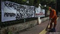 Spanduk-spanduk tersebut dipasang di jalan-jalan dan persimpangan padat penduduk. eperti di Petojo, Karang anyar, Kartini, dan di titik-titik kawasan padat penduduk lainnya.  