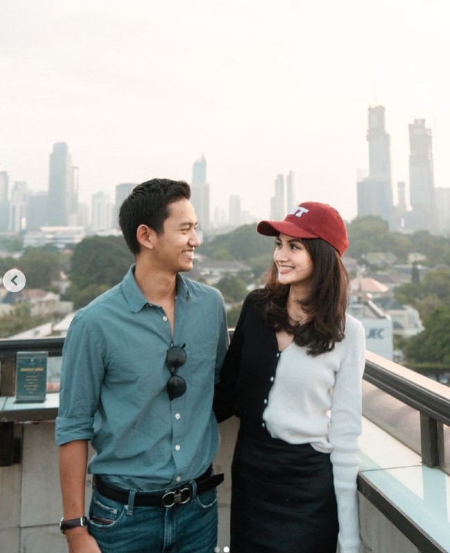 Pencapaian Sabrina ini juga diunggah oleh sang kekasih CEO Ruangguru Adamas Belva Devara. Untuk pertamakalinya Belva mengunggah kemesraannya dengan sang pacar yang akan kuliah di MIT.  Foto: Dok. Instagram @belvadevara