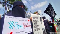 Pantauan detikcom, aksi bela Palestina ini digelar di depan DPRD Jatim, Jalan Indrapura.
