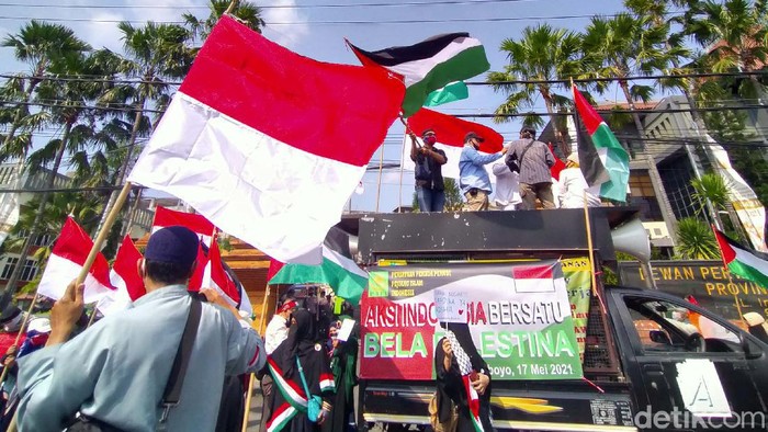 Aksi Bela Palestina Menggema di Surabaya Massa dari Persatuan Pemuda Pejuang Islam Indonesia menggelar aksi bela Palestina di Surabaya. Mereka mengutuk serangan Israel ke Gaza, Palestina.