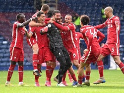 Para pemain Liverpool sebaliknya mengerubungi kipernya untuk merayakan. (Foto: Getty Images/Laurence Griffiths)