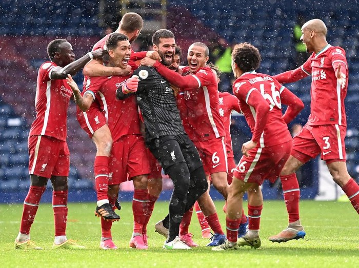 WEST BROMWICH, ENGLAND - MAY 16: Alisson Becker of Liverpool is congratulated by Sadio Mane, Roberto Firmino, Thiago Alcantara, Trent Alexander-Arnold and Fabinho after scoring the winning goal during the Premier League match between West Bromwich Albion and Liverpool at The Hawthorns on May 16, 2021 in West Bromwich, England. (Photo by Laurence Griffiths/Getty Images)