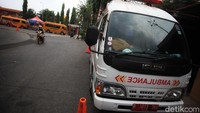 Mobil ambulans dan bus sekolah yang difungsikan untuk membawa pasien COVID-19 disiapkan di Terminal Kalideres, Jakarta Barat, (17/5/2021). 