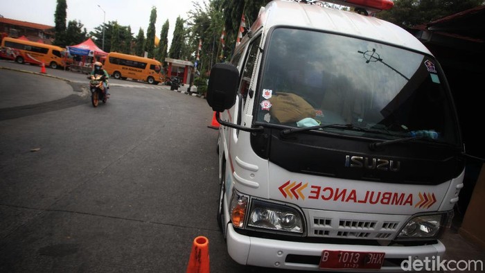 Ambulans-Bus Sekolah Siap Angkut Pemudik ke RSD Wisma Atlet Mobil ambulans dan bus sekolah yang difungsikan untuk membawa pasien COVID-19 disiapkan di Terminal Kalideres, Jakarta Barat, (17/5/2021).